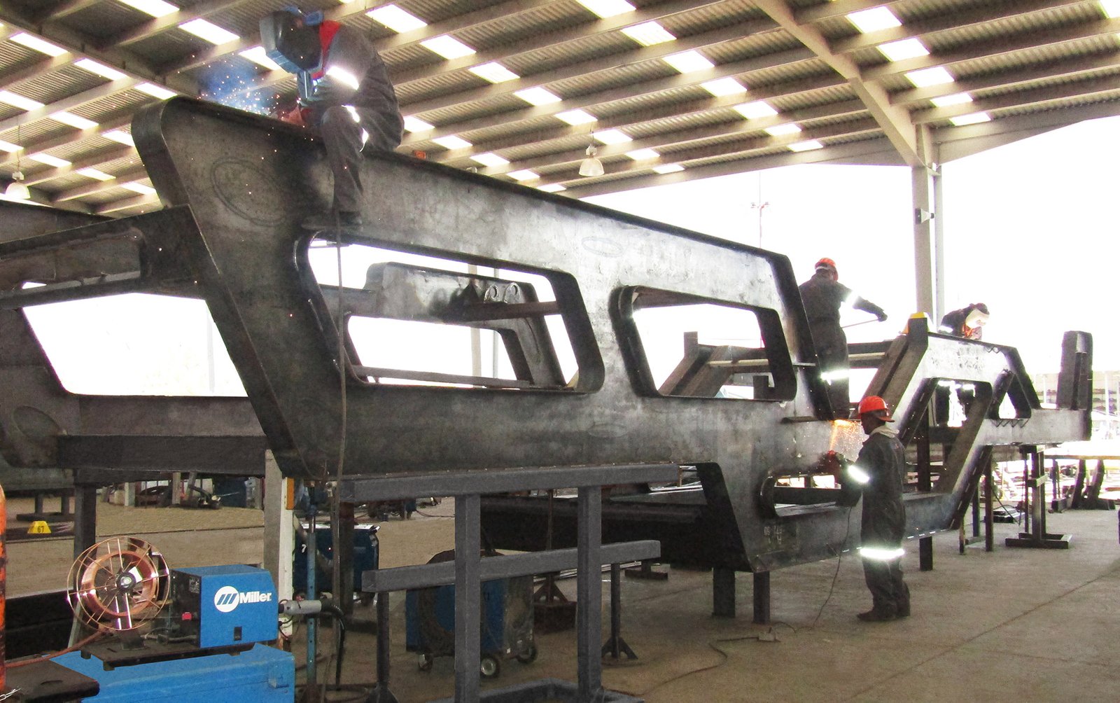 Fabricación de chasis de trituradora de cono con criba y circuito cerrado, frente